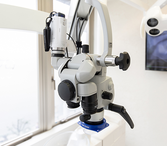 マイクロスコープで視野を拡大した精密な根管治療